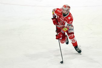Eispiraten Crimmitschau gelingt gegen den direkten Konkurrenten aus Weiden ein wichtiger Sieg - Verteidiger Ole Olleff bereitet am Dienstagabend in Weiden die beiden Treffer der Eispiraten Crimmitschau vor.