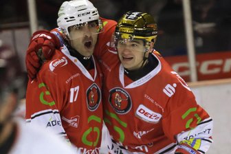 Eispiraten Crimmitschau gewinnen 3:2 gegen Rosenheim: Sahnpark-Cracks zeigen nach turbulenten Tagen eine Reaktion auf dem Eis - Colin Smith (rechts) hat zwei Tore vorbereitet. Er jubelt mit Ladislav Zikmund über das 3:1.
