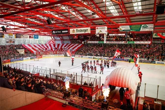 Eispiraten Crimmitschau gewinnen auch das dritte Spiel in den Play-offs: Zwei Tore in Unterzahl bringen Heimsieg - Tolle Kulisse im Kunsteisstadion im Sahnpark: 5014 Zuschauer verfolgten die Play-off-Partie am Sonntag.