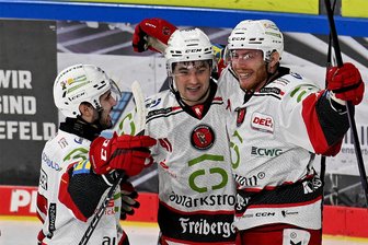 Eispiraten Crimmitschau gewinnen auch in Krefeld: Welche personellen Umstellungen in der Offensive im zweiten Spiel den Sieg brachten - Sie haben in Krefeld gejubelt: Greg Kreutzer, Colin Smith und Vinny Saponari (von links).