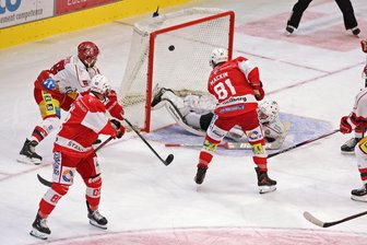 Eispiraten Crimmitschau gewinnen CCM-Cup: Corey Mackin schießt sein Team zum Turniersieg - Corey Mackin versenkte den Puck am Wochenende viermal im gegnerischen Kasten.