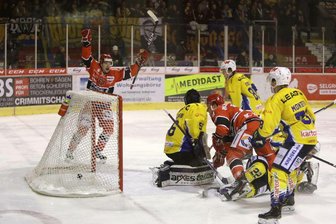 Eispiraten Crimmitschau gewinnen Derby gegen Lausitzer Füchse - Die Eispiraten Crimmitschau haben am Dienstagabend ihr Heimspiel gegen die Lausitzer Füchse gewonnen.