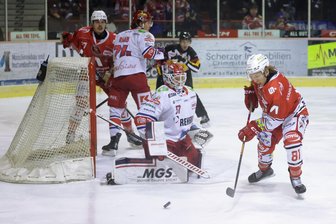 Eispiraten Crimmitschau gewinnen Derby gegen Selb mit 2:1 nach Verlängerung: Thomas Reichel macht Sieg perfekt - Corey Mackin vergab im Powerplay einige gute Eispiraten-Chancen.