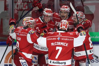 Eispiraten Crimmitschau gewinnen in Verlängerung: Dylan Wruck macht mit Handgelenkschuss den 2:1-Sieg perfekt - Hier jubeln die Eispiraten über den Ausgleich in der 59. Minute.