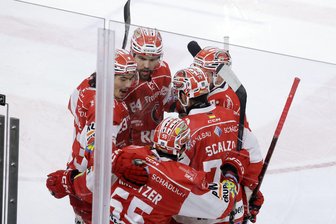 Eispiraten Crimmitschau gewinnen mit 5:3 gegen Bad Nauheim: Verteidiger präsentieren sich mit Torjäger-Qualitäten - Hier jubeln die Eispiraten Crimmitschau über die 1:0-Führung durch Gregory Kreutzer.