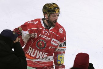 Eispiraten Crimmitschau gewinnen zum Blaulichttag gegen Freiburg: Wruck und Trépanier schießen Team zum 2:1-Sieg nach Verlängerung - Dylan Wruck brachte die Eispiraten Crimmitschau in Führung.