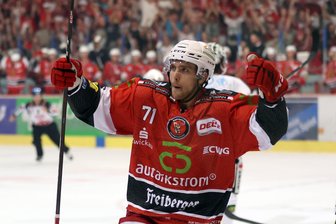 Eispiraten Crimmitschau: Hiobsbotschaft für Scott Feser - Im Duell mit den Bietigheim Steelers konnte Scott Feser noch seinen Treffer zum 2:0 bejubeln. Eine Verletzung zwingt den Stürmer nun zu einer langen Pause. 