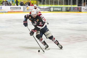 Eispiraten Crimmitschau holen Außenstürmer als Neuzugang - Das Foto vom Januar zeigt Ralf Rollinger im Heimspiel der Ravensburg Towerstars gegen die Eispiraten Crimmitschau.
