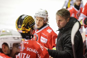 Eispiraten Crimmitschau holen einen Punkt in Selb: Warum der Gegner in der Schlussphase auf die „Risiko-Variante“ verzichtet hat - Eispiraten-Trainer Jussi Tuores (re.) geht jetzt mit seinem Team in die Play-downs.