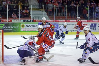 Eispiraten Crimmitschau holen neuen Kontingentspieler: Warum die Entscheidung auf Tim McGauley gefallen ist - Tim McGauley (rechts/Nummer 23) wechselt zu den Eispiraten Crimmitschau. In der Saison 2022/23 war er mit Kassel im Sahnpark zu Gast.