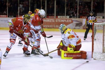 Eispiraten Crimmitschau im ersten Drittel erneut total von der Rolle: Nach der Pleite gegen Kaufbeuren gibt es auch in Rosenheim keine Punkte - Für Tobias Lindberg und Vinny Saponari gab es nach der Pleite gegen Kaufbeuren (Foto) auch in Rosenheim keine Punkte.