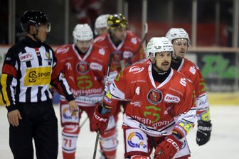 Eispiraten Crimmitschau im Krisenmodus: Warum Profi-Eishockey im Sahnpark in Gefahr ist - Das Logo von Autarkstrom befindet sich seit Beginn der Saison 2023/24 auf der Brust der Trikots der Eispiraten Crimmitschau (ganz vorn Verteidiger Felix Thomas).