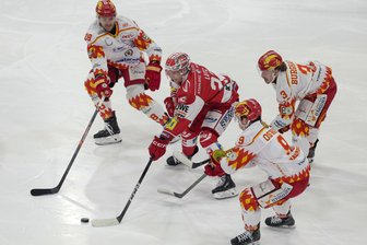 Eispiraten Crimmitschau: In den Pre-Play-offs gibt es ein Sachsenderby gegen Weißwasser - Tim Lutz (im roten Trikot) kehrte nach langer Verletzungspause in den Eispiraten-Kader zurück.