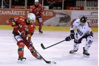 Eispiraten Crimmitschau: In welchen Szenen der Stil von Jerkko Rämö an Max Balinson erinnert - Jerkko Rämö (links) hat bei seinem Debüt im Trikot der Eispiraten Crimmitschau an der Seite von Mirko Sacher verteidigt.
