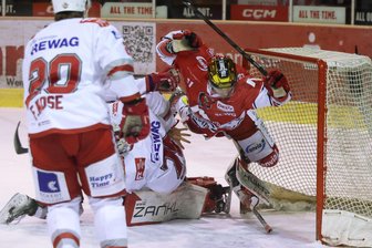 Eispiraten Crimmitschau jubeln im fünften Spiel der Play-downs: Klassenerhalt ist in greifbarer Nähe - Spiel fünf war hart umkämpft: Colin Smith und Co. sorgten für viel Unruhe vor dem Eisbären-Kasten.