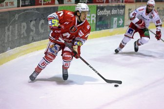 Eispiraten Crimmitschau jubeln im vierten Spiel der Play-downs: Nach 5:3-Sieg in Regensburg ist im Abstiegskampf alles wieder offen - Corey Mackin steuerte zwei Tore zum Eispiraten-Sieg in Regensburg bei.