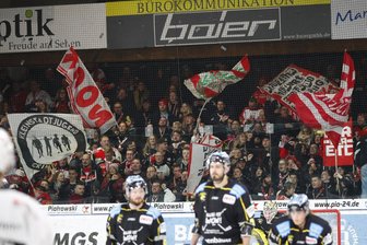 Grund zu Jubeln für die Fans der Eispiraten: ihr Verein hat den Klassenerhalt geschafft. Hier ein Bild vom Spiel gegen Bayreuth am Dienstag.