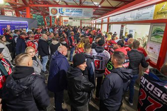 Eispiraten Crimmitschau kämpfen gegen Aus: Warum der Eishockey-Club auch als Wirtschaftsfaktor und Werbeträger gilt - Vom Andrang der Fans profitiert auch das Cateringunternehmen. In der Saison 2024/25 waren 83.762 Besucher im Kunsteisstadion im Sahnpark.