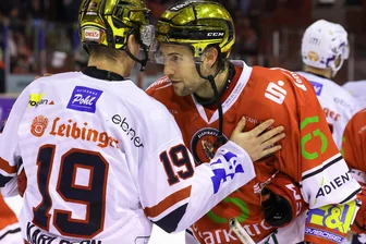 Eispiraten Crimmitschau: Kapitän meldet sich vorm Derby gegen die Dresdner Eislöwen zurück - Kapitän Tobias Lindberg (rechts) ist mit 15 Toren und 13 Assists der Topscorer bei den Eispiraten Crimmitschau.