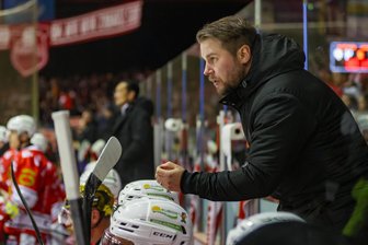Eispiraten Crimmitschau kassieren Dämpfer vor Topkulisse in Krefeld: Ehemaliger NHL-Profi trifft doppelt - Eispiraten-Trainer Jussi Tuores an der Bande. Am Sonntag verlor sein Team in Krefeld.