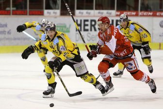Eispiraten Crimmitschau kassieren Niederlage gegen Bayreuth Tigers - Patrick Klöpper (ETC) kann Timo Gams nicht halten.