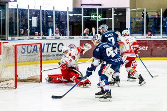 Eispiraten Crimmitschau kehren ohne Punkte aus der Oberpfalz zurück: Aufsteiger aus Weiden entwickelt sich zum Angstgegner - In der Szene kassiert Eispiraten-Keeper Oleg Shilin den dritten Gegentreffer.