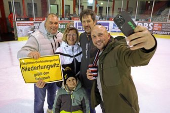 Eispiraten Crimmitschau küren Sieger bei Dorf-Challenge: Wo die Fan-Party im August 2025 steigen soll - Die Dorf-Challenge hat zum zweiten Mal stattgefunden: Fans aus Niederlungwitz halten den Besuch auf dem Foto fest. Sie haben den Sieg knapp verpasst.