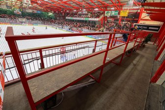 Eispiraten Crimmitschau: Kurz vor dem Saisonstart gibt es Hängepartie um Sponsoren-Balkon - Der verwaiste Sponsoren-Balkon: Der Bereich bleibt auch am Freitag beim Testspiel gegen die Icefighters Leipzig gesperrt.