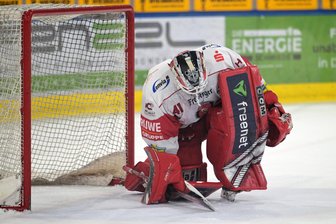 Eispiraten Crimmitschau lassen bei 4:7-Niederlage schon wieder wichtige Punkte liegen - Eispiraten-Torhüter Kevin Reich hatte in Bietigheim zu oft das Nachsehen.