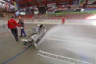 Eispiraten Crimmitschau legen bald los: Bei Temperaturen von 30 Grad Celsius wird das Eis gemacht - Mit einer Spezialmaschine, die ein Unternehmen aus Schwenningen zur Verfügung stellt, wird die weiße Farbe im Kunsteisstadion im Sahnpark auf die Eisfläche gebracht.