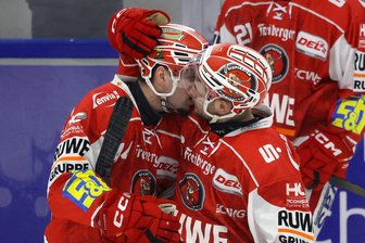 Eispiraten Crimmitschau: Mini-Kader erkämpft 2:1-Heimsieg gegen Weiden - Große Freude und Erleichterung: Justin Büsing (rechts) gratuliert Robin Veber zum ersten Tor im Eispiraten-Trikot.
