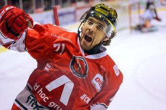 Eispiraten Crimmitschau: Mit einem Doppelpack von Scott Feser zu einem wichtigen Sieg gegen Freiburg - Scott Feser jubelt in der Verlängerung über den Siegtreffer.