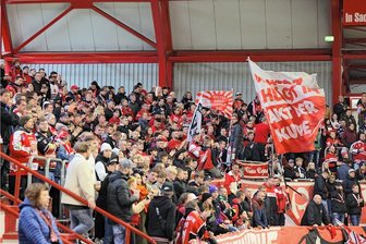 Eispiraten Crimmitschau: Mit Lücken auf den Tribünen und einem Live-Song in die neue Saison - Blick in die gut gefüllte Heine-Kurve, wo sich die Fans beim 8:1-Sieg gegen Bad Nauheim im ersten und im letzten Drittel in Feierlaune präsentierten.Foto: Andreas Kretschel
