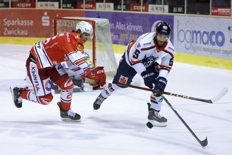 Eispiraten Crimmitschau: Mit Lukas Wagner bekommt ein Eishockey-Spätstarter richtig viel Eiszeit - Stürmer Lukas Wagner (links) hat an den ersten vier Spieltagen der neuen Saison auch im Powerplay gespielt.