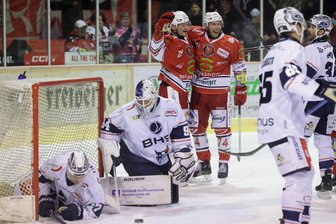 Eispiraten Crimmitschau müssen die nächste Hiobsbotschaft verkraften - Am Sonntag traf Rihards Marenis (hinten links) noch zum 1:0 für die Eispiraten Crimmitschau im Heimspiel gegen Weiden, jetzt fällt der Stürmer voraussichtlich vier Wochen aus.