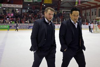 Eispiraten Crimmitschau: Nach Abgang von Florian Mnich gibt es ein Angebot an Christian Schneider - Eispiraten-Trainer Jussi Tuores (links) kommt in dieser Woche nach Crimmitschau. Unter anderem geht es um seine Co-Trainer Esbjörn Hofverberg (rechts) und Sebastian Becker.