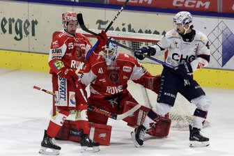 Eispiraten Crimmitschau: Nach dem Shutout krönt ein Ständchen von mehr als 2000 Fans den Geburtstag von Kevin Reich - Torhüter Kevin Reich freute sich an seinem Geburtstag über drei Punkte und einen Shutout.