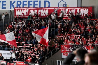 Eispiraten Crimmitschau: Nach der zweiten Reihe ist nun auch die vierte Reihe komplett - Die Fans der Eispiraten (hier nach dem Sieg in Krefeld) freuen sich auf einen weiteren Neuzugang.