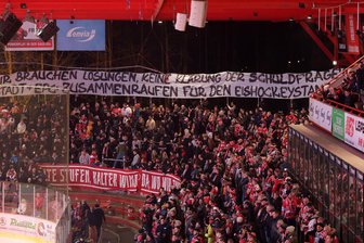 Eispiraten Crimmitschau: Nach Kündigung des Nutzungsvertrages folgen bis Donnerstag drei Verhandlungsrunden - Ein Banner war vor dem Spiel zwischen Crimmitschau und Landshut über der Heine-Kurve zu lesen.