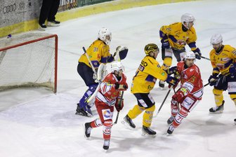 Eispiraten Crimmitschau: Nach Pleite im Sachsenderby spricht Trainer Jussi Tuores über ein gefährliches „Frustrationslevel“ - Zu selten fanden die Eispiraten eine Lücke in der Füchse-Abwehr.