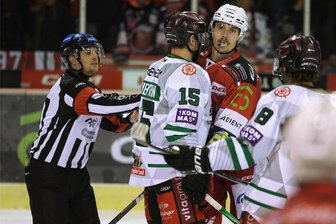 Eispiraten Crimmitschau: Nach umstrittenen Refereeentscheidungen fliegen Bierbecher auf das Eis - Die Fans reagierten mit einem Pfeifkonzert auf die Leistung der Referees.