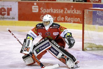 Eispiraten Crimmitschau nehmen mit neuem Co-Trainer die Torhüter mehr in den Blick - Oleg Shilin und Torhüterkollege Christian Schneider von den Eispiraten Crimmitschau sollen in der neuen Saison mit dem neuen Co-Trainer Sebastian Becker vor allem im Training individueller betreut werden können.
