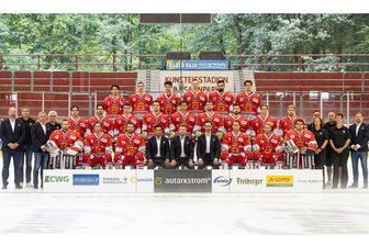 Eispiraten Crimmitschau: Neue Saison beginnt mit Etat von 3,5 Millionen Euro, bewährtem Kapitäns-Trio und neuem Co-Trainer mit Sonderaufgabe - So starten die Eispiraten in die neue Saison (jeweils von links nach rechts). Hintere Reihe: Roman Zap, Lucas Böttcher, Colin Smith, Rihards Marenis, Ladislav Zikmund, Tim Lutz. Mittlere Reihe: Gesellschafter Mathias Eisenblätter, Teamarzt Dr. Hendrik Baum, Teammanager Ronny Bauer, Teamarzt Dr. Matthias Modes, Scott Feser, Gregory Kreutzer, Alexander Schmidt, Thomas Reichel, Lukas Wagner, Ole Olleff, Denis Shevyrin, Till Michel, Mirko Sacher, Mannschaftsleiter Norman Markert, Physiotherapeutin Alina Köhler, Teambetreuer Marco Schwabe, Physiotherapeutin Heike Storch, Geschäftsführer Jörg Buschmann. Vordere Reihe: Christian Schneider, Dominic Walsh, Mario Scalzo, Co-Trainer Esbjörn Hofverberg, Cheftrainer Jussi Tuores, Co-Trainer Sebastian Becker, Tobias Lindberg, Vinny Saponari, Oleg Shilin.