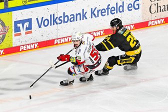 Eispiraten Crimmitschau: Neuer Stürmer kennt die Stimmung im Sahnpark bestens - In der vergangenen Saison waren Lukas Wagner (r.) und Gregory Kreutzer noch Konkurrenten. Künftig laufen sie gemeinsam für die Eispiraten Crimmitschau auf, wo der Neuzugang - wie zuletzt bei den Krefeld Pinguinen - die Nummer 26 tragen wird.