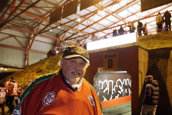 Eispiraten Crimmitschau öffnen nach 15 Jahren wieder Hintereingang: Warum Fans den Weg durch den Tunnel zwischen den beiden Kurven lieben - Ein eingefleischter Eishockey-Fan: Hans-Joachim Saager geht seit mehr als 60 Jahren ins Kunsteisstadion - am Mittwochabend erstmals wieder durch den Zugang Ost.