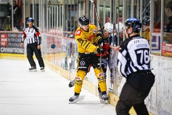 Eispiraten Crimmitschau ohne Top-Verteidiger Max Balinson: Wie die Verletzung passiert ist und wer nun die Bresche springen muss - Hier verletzt sich Max Balinson im Zweikampf mit Alexander Ruuttu an der Bande.