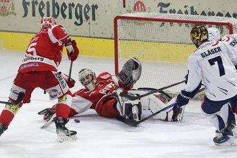 Eispiraten Crimmitschau packen die Sensation: Rumpfkader gelingt das erste Sechs-Punkte-Wochenende der Saison - Torhüter Christian Schneider hatte am Wochenende großen Anteil an den beiden Siegen der Eispiraten Crimmitschau.