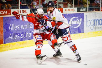 Eispiraten Crimmitschau: Personell gebeuteltes Team kassiert 1:4-Heimniederlage gegen Freiburg - Eine typische Szene für die Eispiraten Crimmitschau: Roman Zap kommt nach einem Zweikampf mit Marvin Neher ins Straucheln.