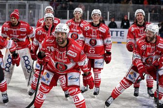 Eispiraten Crimmitschau: Playoff-Teilnahme so gut wie sicher - So wie am Freitag in Klingenthal konnten die Eispiraten Crimmitschau auch am Dienstagabend jubeln: Beim EHC Freiburg setzten sie sich 5:3 durch und können am Wochenende die direkte Playoff-Teilnahme klar machen.