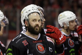 Eispiraten Crimmitschau: Routinier Sören Sturm erhält kein neues Angebot - Das verlorene Spiel 6 und damit das Saisonaus im Halbfinale gegen den späteren Meister Eisbären Regensburg bleibt die letzte Partie von Sören Sturm im Trikot der Eispiraten Crimmitschau. Der Eishockey-Zweitligist hat dem Verteidiger kein neues Vertragsangebot gemacht.